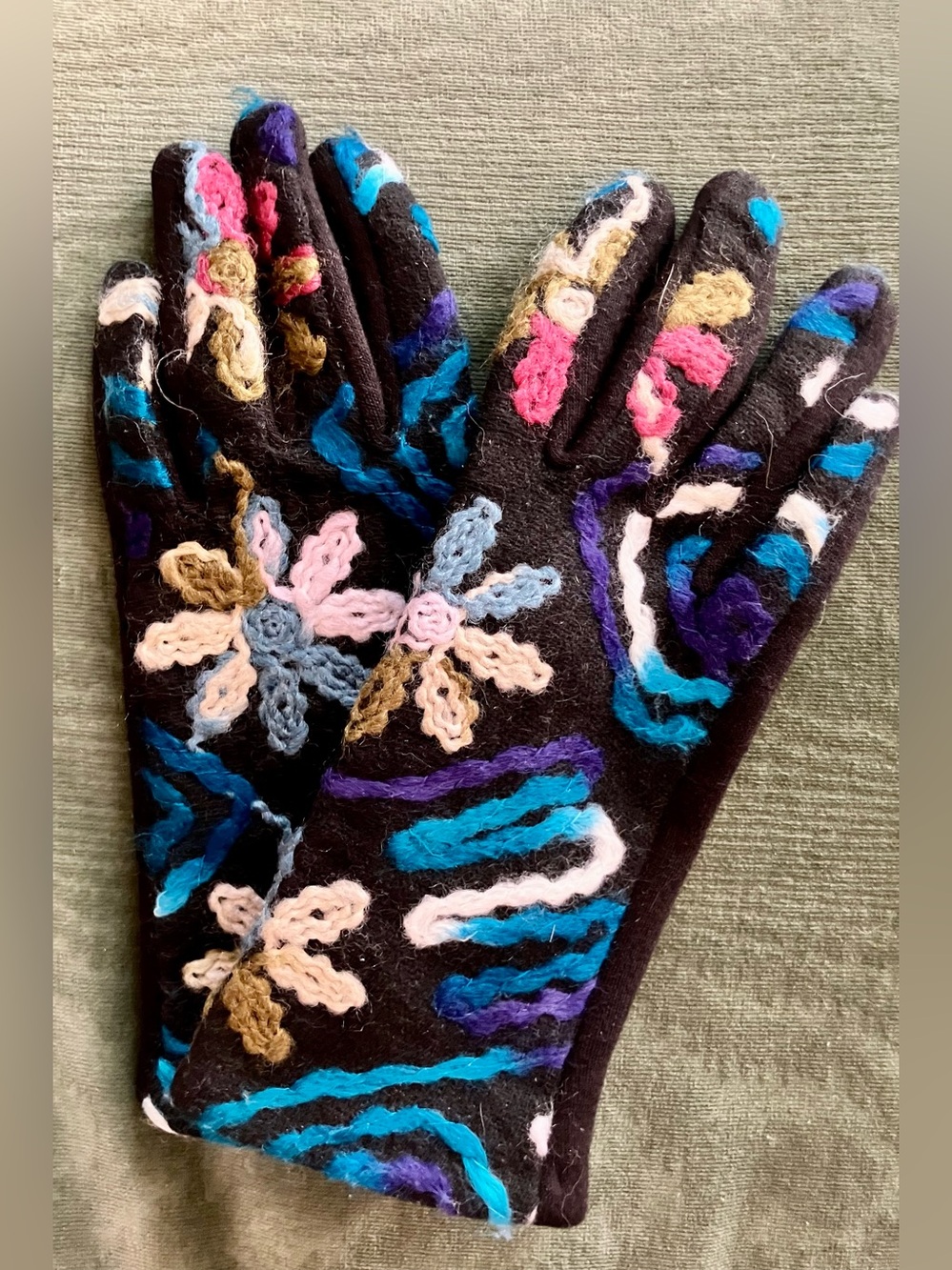 Women’s Touch-Screen Compatible Gloves One Size.